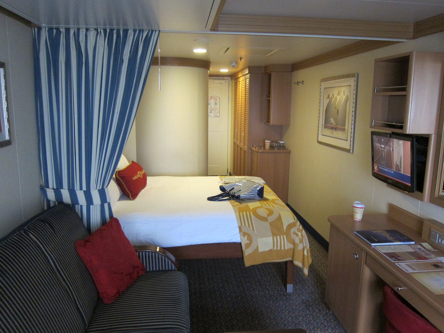 Exploring The District, Tour Of Deluxe Family Oceanview Stateroom ...